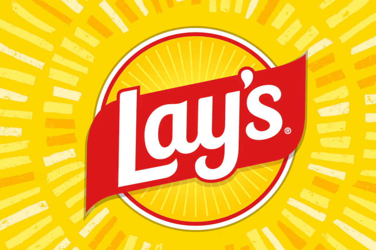 Logo ufficiale Lay's con scritta bianca su nastro rosso circondato da un sole giallo brillante, iconico brand di patatine.