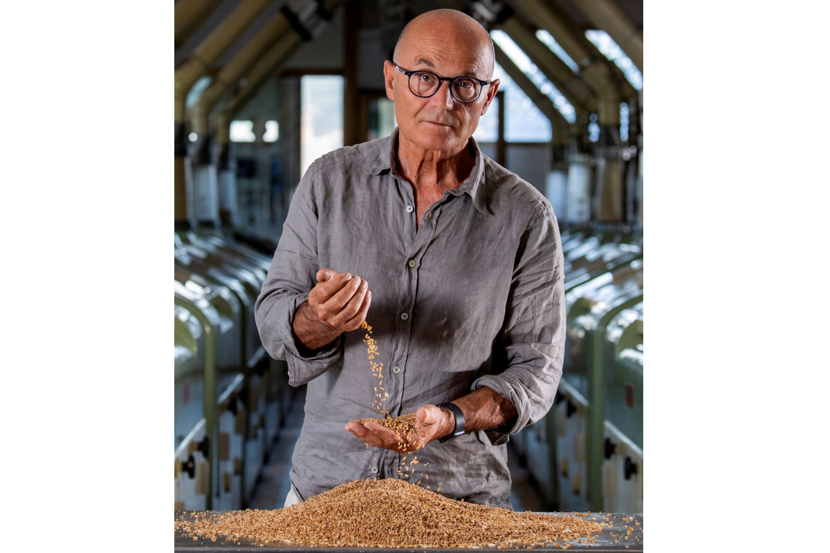 Pierantonio Sgambaro, presidente Sgambaro, analizza la qualità del grano proteico in un mulino con costi in aumento.
