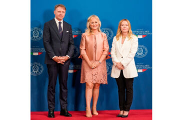 Margherita Mastromauro premiata come Maestro della Pasta Italiana insieme a Giorgia Meloni e Francesco Lollobrigida.