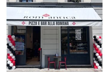 Facciata del locale Rom’antica a Milano con insegna Pizza e Bar alla Romana decorata con palloncini bianchi, rossi e neri. - Finiper Canova-alla Romana