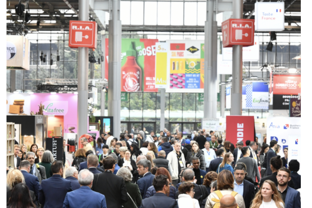 Padiglione affollato alla fiera alimentare SIAL Paris 2026 con stand, espositori e visitatori del settore food.