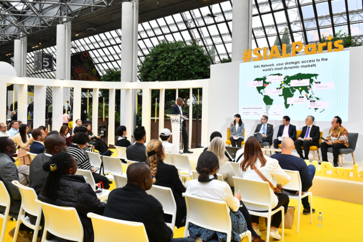 Conferenza al SIAL Paris 2026 con relatori sul palco e pubblico in sala, focus sulle tendenze del mercato alimentare.