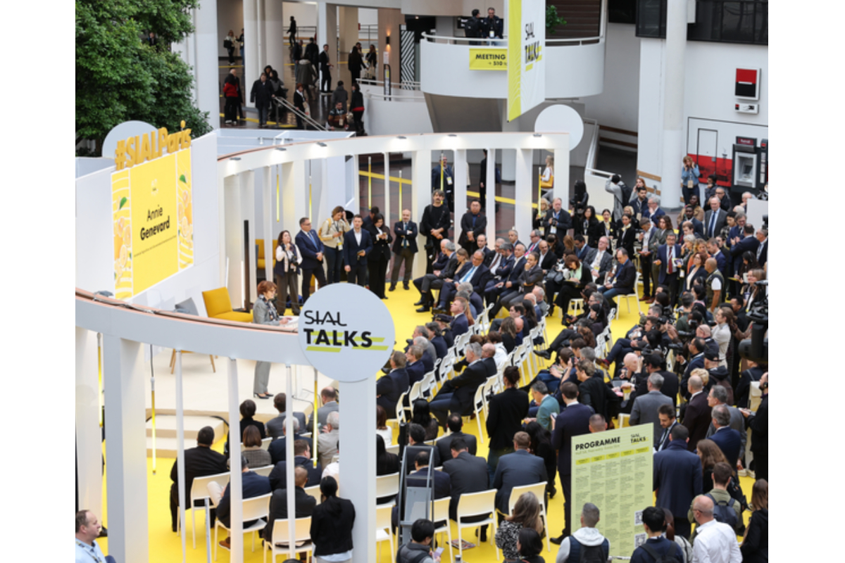 Pubblico numeroso assiste ai SIAL Talks durante la fiera alimentare SIAL Paris 2026 con presentazioni e approfondimenti.