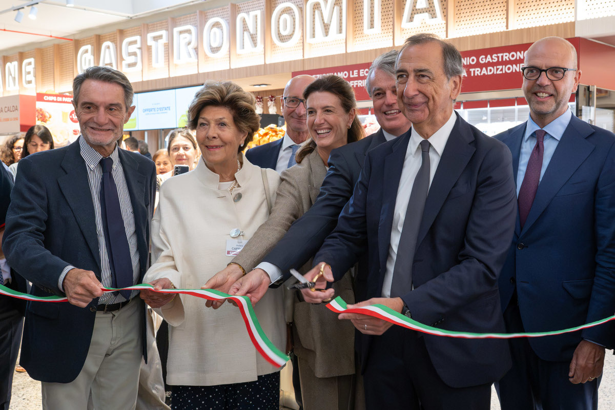 Taglio del nastro per la riapertura dello storico supermercato Esselunga di viale Piave a Milano con le autorità.