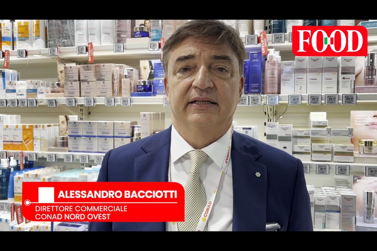Alessandro Bacciotti di Conad Nord Ovest nel reparto Benessity dedicato al benessere quotidiano in un punto vendita.