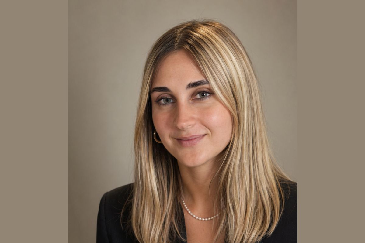 Ritratto professionale di Benedetta Mastrolia, protagonista di Le Regole di Mastrolia, con capelli biondi e stile elegante.