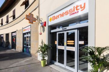 Facciata esterna del nuovo punto vendita Benessity Conad, format retail dedicato alla salute e al benessere.