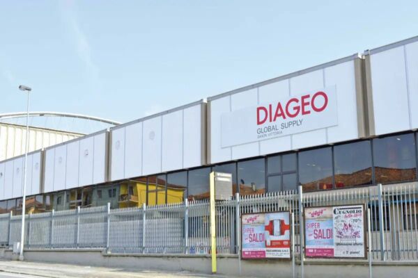 Stabilimento Diageo Global Supply a Santa Vittoria con insegna aziendale e recinzione esterna.