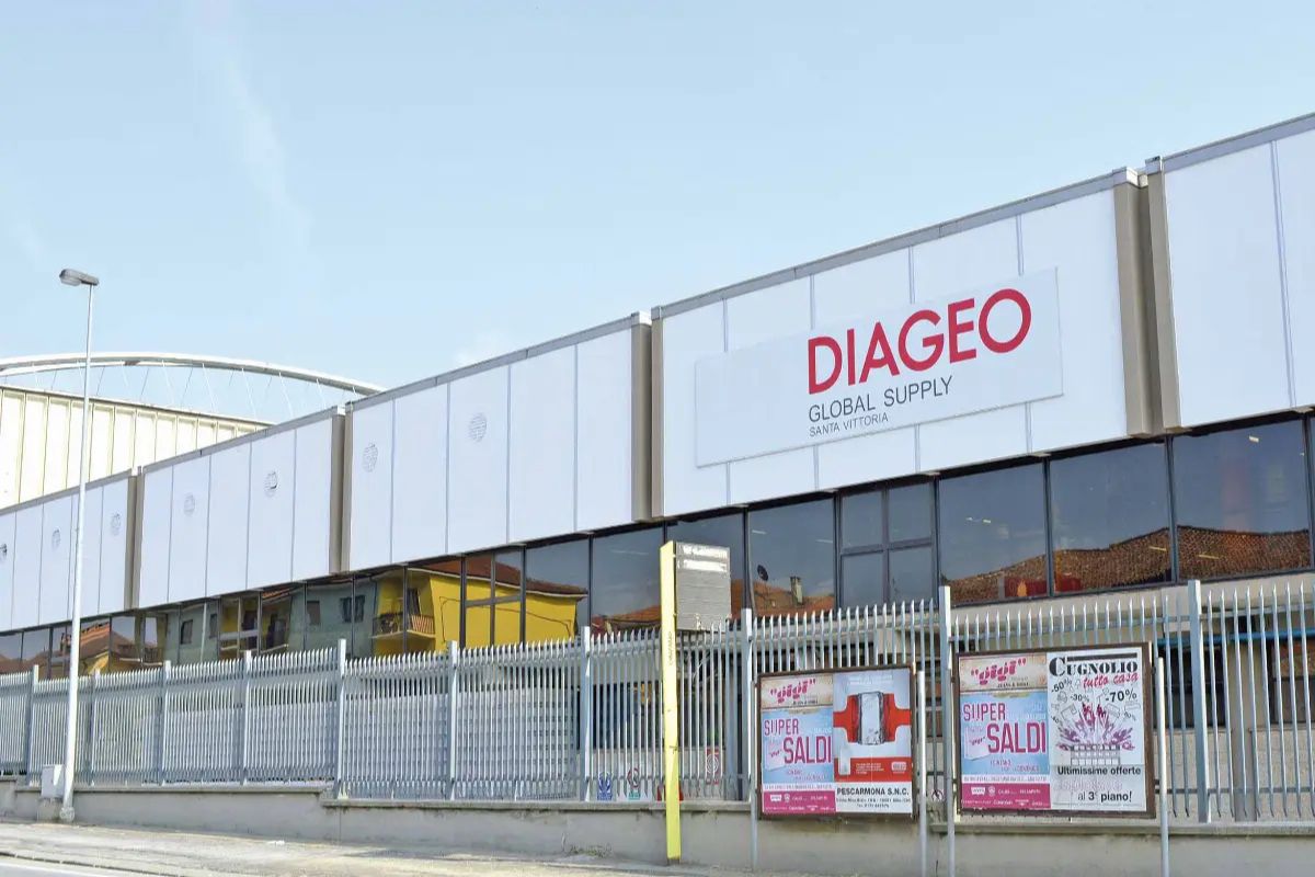 Stabilimento Diageo Global Supply a Santa Vittoria con insegna aziendale e recinzione esterna.