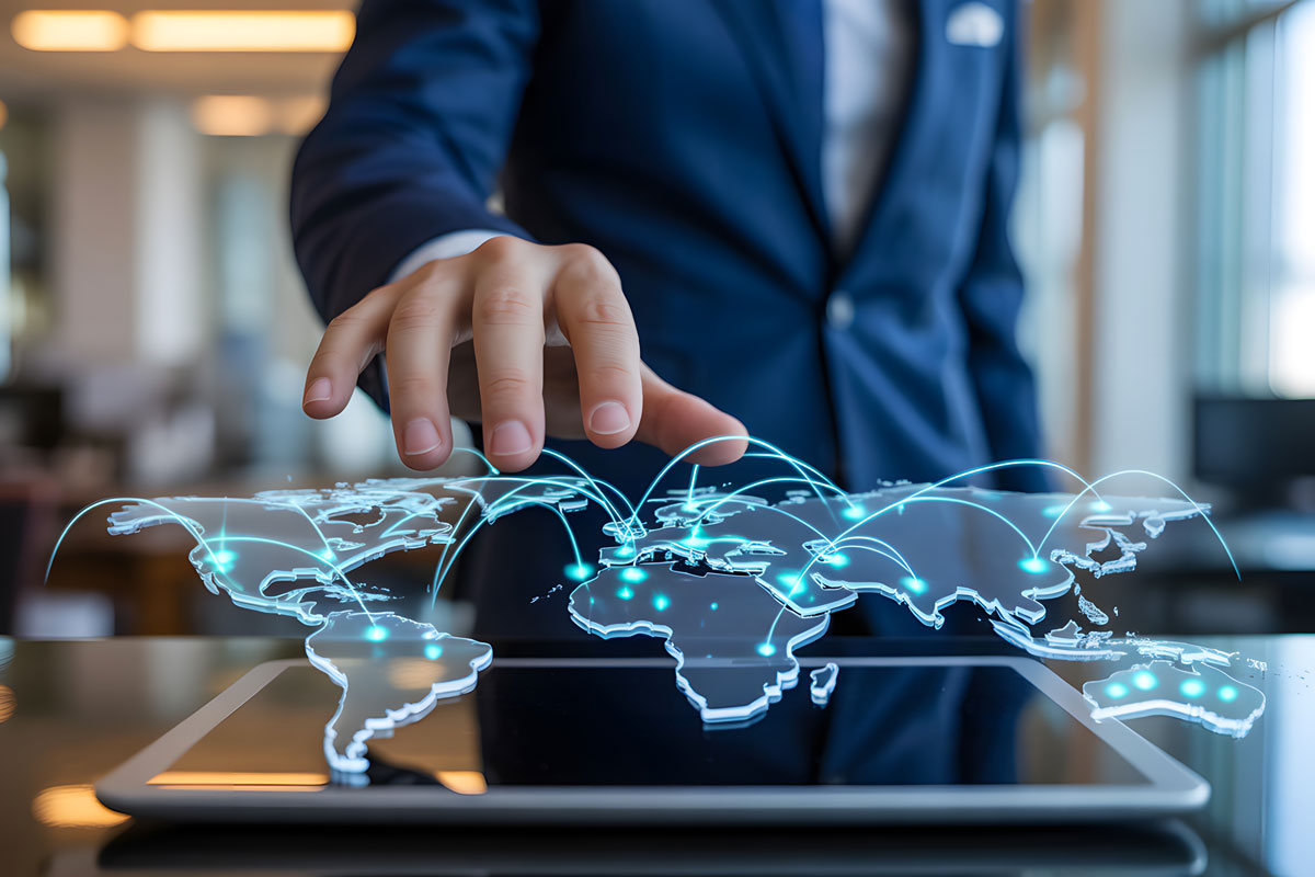 Manager in giacca interagisce con una mappa del mondo digitale olografica per l'espansione internazionale di Investindustrial.