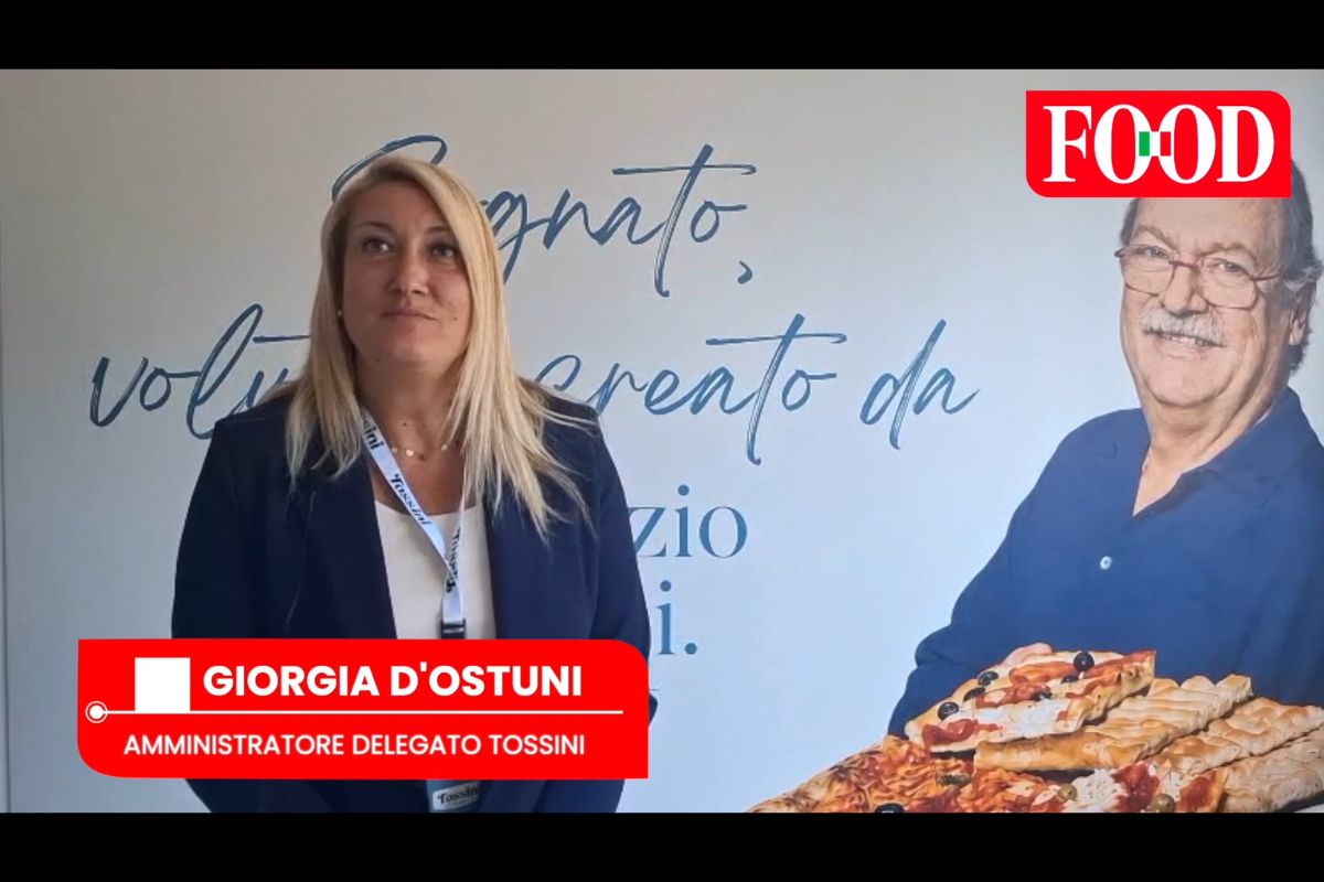 Giorgia D'Ostuni, amministratore delegato Tossini, davanti a un poster aziendale nell'Ovadese.