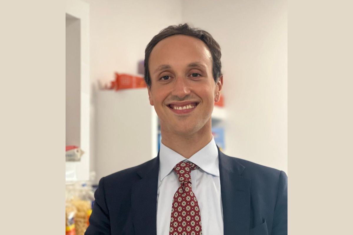 Ritratto professionale di Giuseppe Mastrolia, protagonista di Le regole di Mastrolia, in giacca, camicia e cravatta.