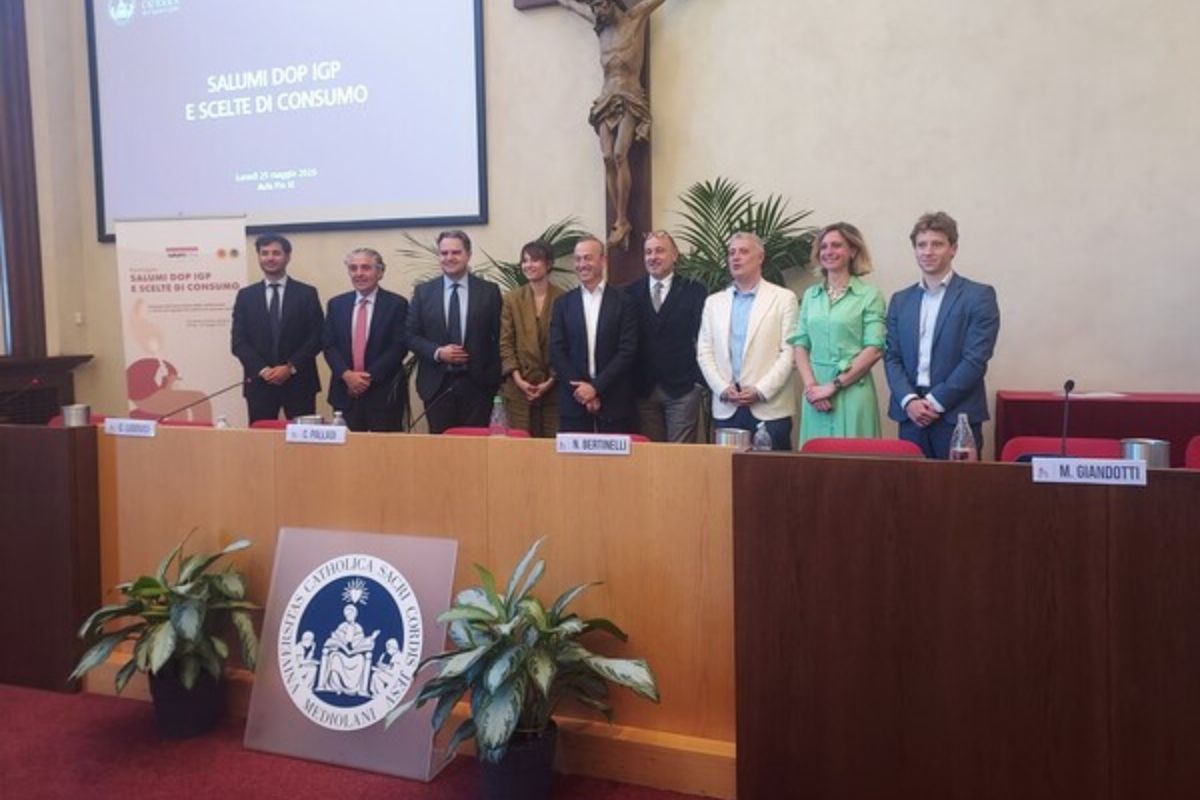Gruppo di relatori a convegno su salumi DOP e IGP presso l'Università Cattolica, focus su industria e innovazione.