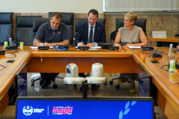 Firma dell'accordo di collaborazione tra Politecnico di Torino e Inalpi durante una conferenza stampa istituzionale.