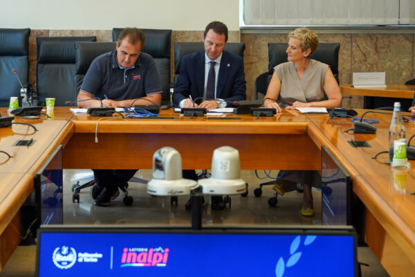 Firma dell'accordo di collaborazione tra Politecnico di Torino e Inalpi durante una conferenza stampa istituzionale.