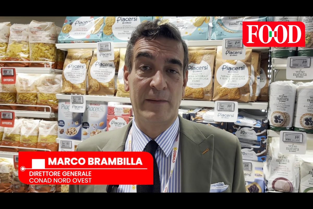 Marco Brambilla, Direttore Generale Conad Nord Ovest, davanti agli scaffali Conad Benessity con prodotti Piacersi e Verso.