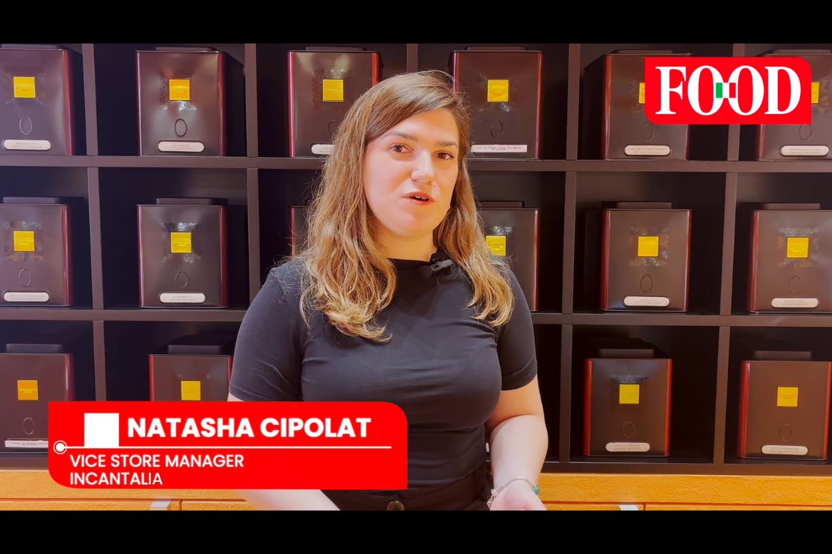Natasha Cipolat, Vice Store Manager di Incantalia, davanti a scaffali di prodotti retail in un'intervista per Food.