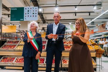 Inaugurazione del nuovo superstore Nova Coop a Santhià: taglio del nastro tra i reparti di frutta e verdura del negozio.