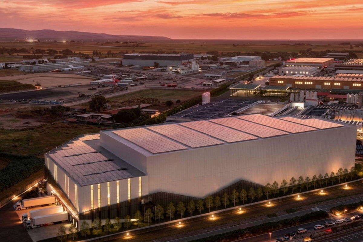 Render della nuova piattaforma logistica Sibeg Coca-Cola a Catania con pannelli solari al tramonto.