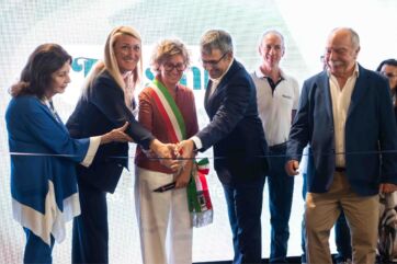 Inaugurazione Tossini nell'Ovadese: taglio del nastro con autorità locali e rappresentanti dell'azienda.