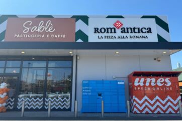 Facciata del nuovo concept Unes con insegne Sablè e Romantica, Amazon Locker e armadietti per la spesa online Unes.