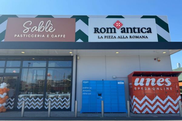 Facciata del nuovo concept Unes con insegne Sablè e Romantica, Amazon Locker e armadietti per la spesa online Unes.