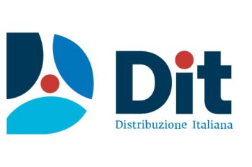 Logo aziendale Dit, Distribuzione Italiana: scritta blu con punto rosso e icona circolare stilizzata su sfondo bianco.