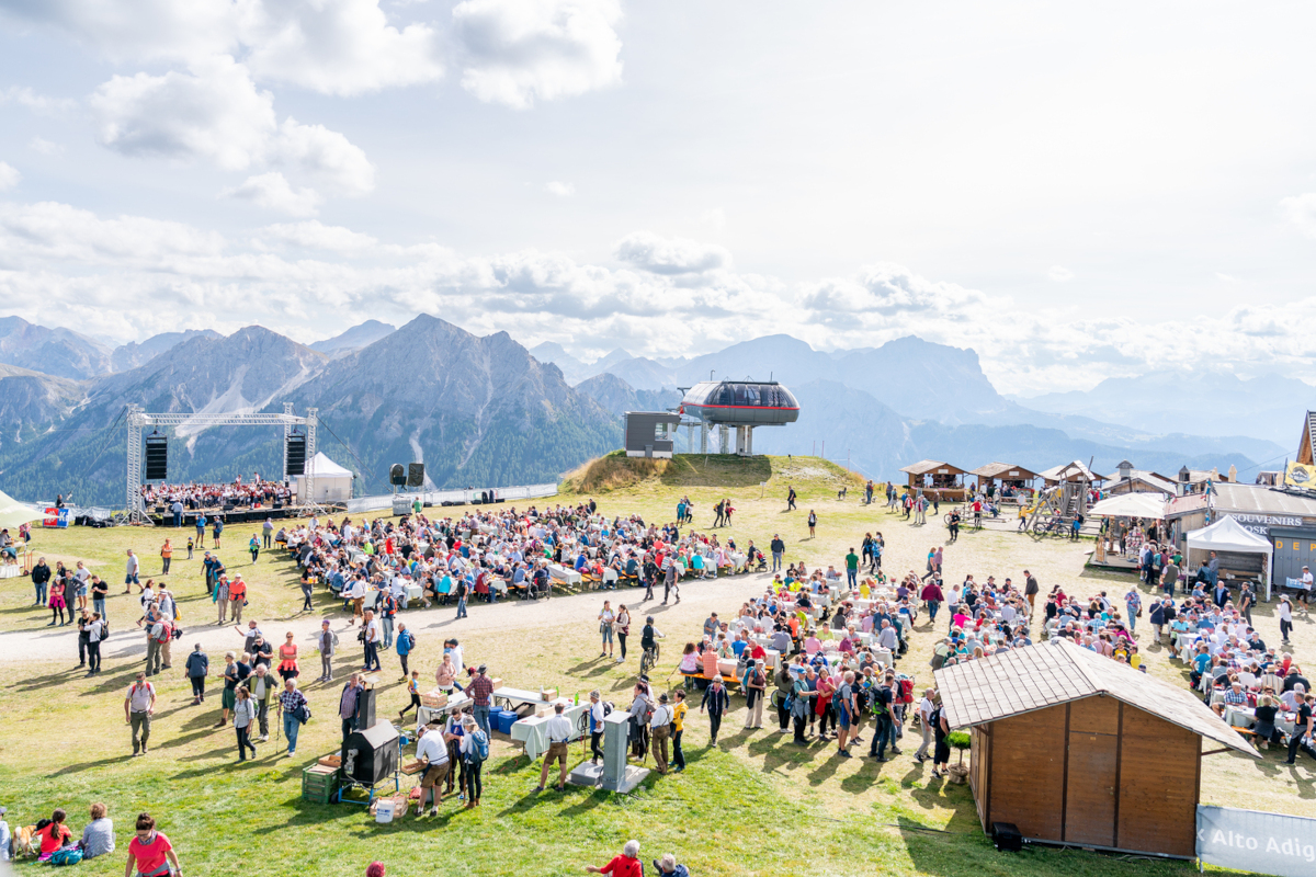Festa dello Speck Alto Adige IGP: folla riunita in alta quota tra le Dolomiti per celebrare i 30 anni del marchio.
