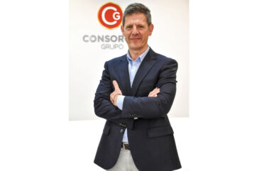 Jesús Gómez, Ceo di Grupo Consorcio, in posa professionale davanti al logo aziendale per il 75° anniversario.