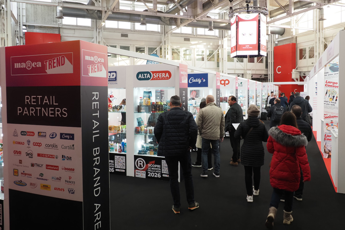 Padiglione espositivo di Marca by BolognaFiere con stand di retail partner e visitatori tra le corsie della fiera MDD.