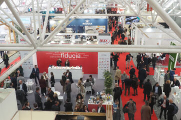 Veduta panoramica di Marca by BolognaFiere con stand, visitatori e professionisti del settore GDO tra i padiglioni.