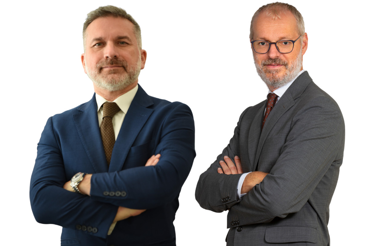 I manager Piccinini e Da Re di Socopet Group in abito formale con braccia incrociate su sfondo bianco.