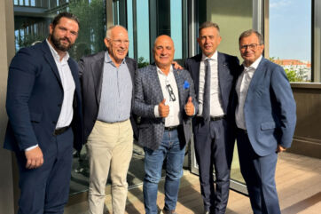 Gruppo di manager in posa per la partnership tra Crai e Rosso Fine Food, espansione commerciale sui mercati esteri.