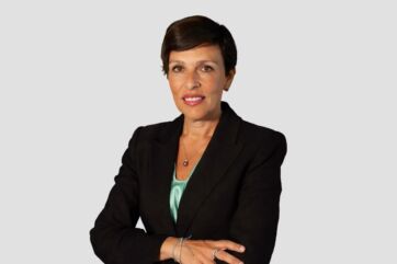 Ritratto professionale di Mariaelena Gasparroni, esperta di MDD e brand, in giacca nera su sfondo neutro.