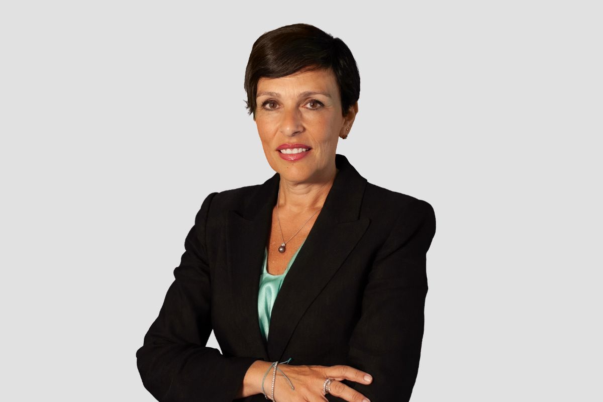 Ritratto professionale di Mariaelena Gasparroni, esperta di MDD e brand, in giacca nera su sfondo neutro.