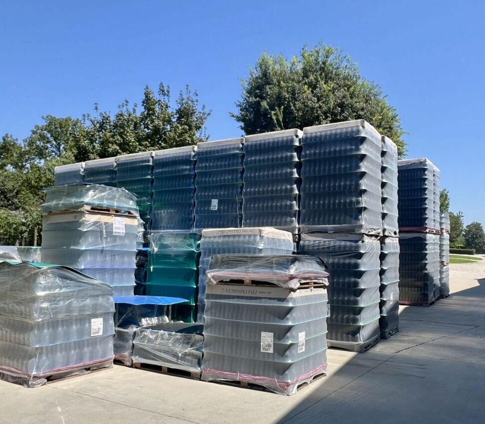 Bancali di bottiglie in vetro avvolti in film plastico riciclato Aliplast per la Cantina Pizzolato, economia circolare.