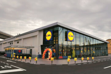 Nuovo hub retail Lidl Italia a Trieste nell'area ex Gaslini: facciata vetrata, insegne gialle e allestimento inaugurale.