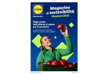 Copertina Magazine di Sostenibilità Lidl Italia 2025: dipendente con mela rossa e cassetta di mele