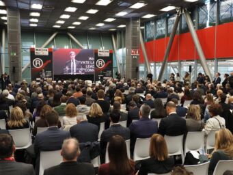 Convegno inaugurale MAREA con relatore sul palco e numeroso pubblico in sala durante l'evento di settore.