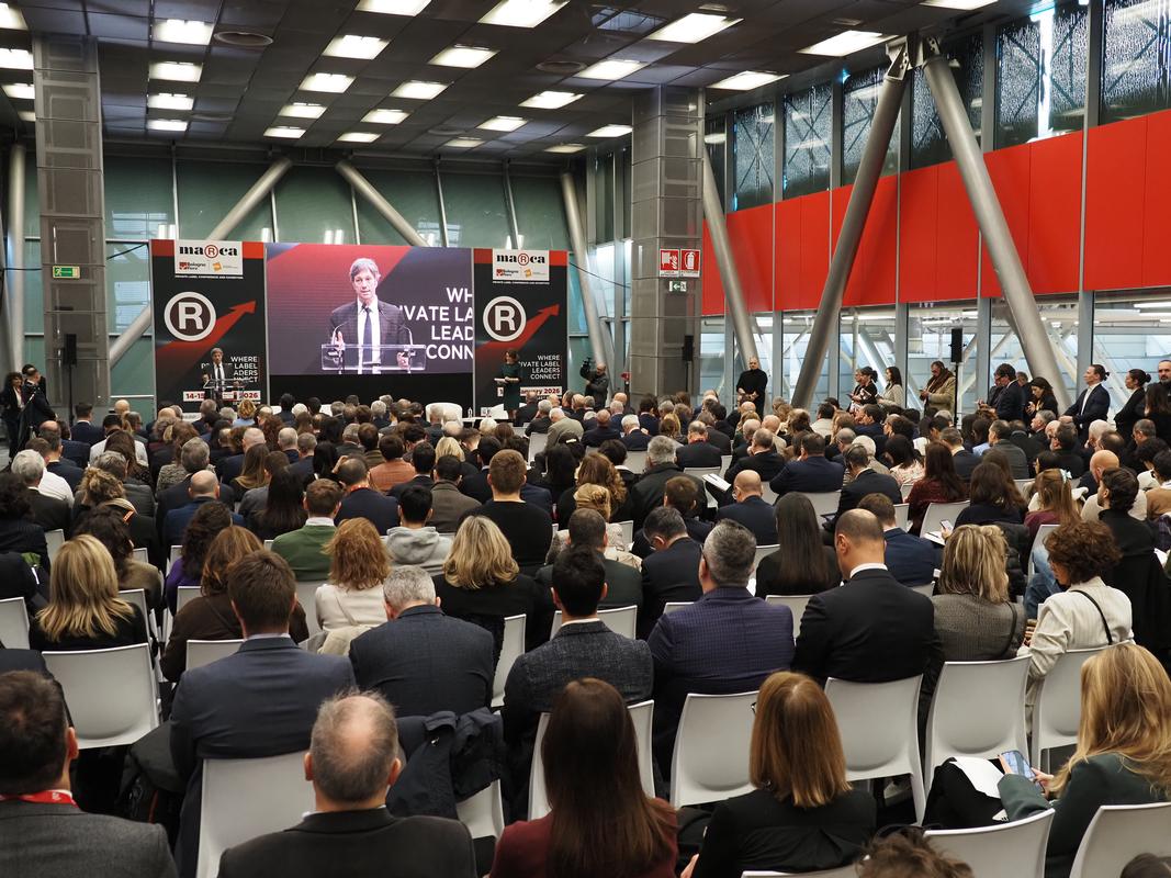 Convegno inaugurale MAREA con relatore sul palco e numeroso pubblico in sala durante l'evento di settore.