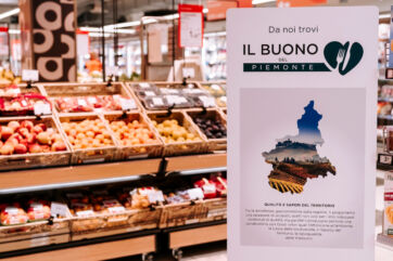 Cartello Il Buono del Piemonte con mappa regionale e cuore, reparto ortofrutta Nova Coop con mele e prodotti locali
