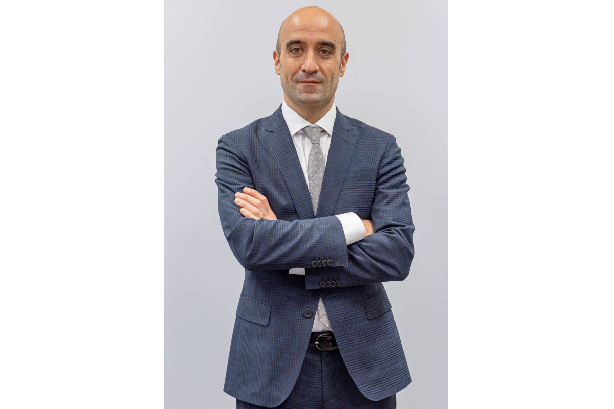 Ritratto di Daniele Del Gobbo, nuovo Direttore risorse umane del Gruppo Gabrielli, in abito blu a braccia conserte