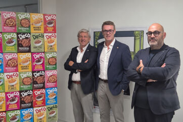 Arena, Antley e Nicotra celebrano i 20 anni di Decò davanti a una parete di cereali per il SuperConcorso nazionale.
