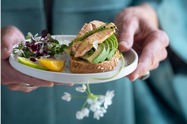 Toast con filetti di sgombro Delicius, avocado e insalata fresca, piatto sano per il Longevity Nutrition Program.