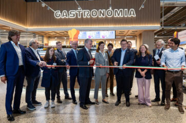 Taglio del nastro alla Gastronomia del nuovo supermercato Esselunga a Treviglio, con dirigenti e ospiti durante l'inaugurazione.