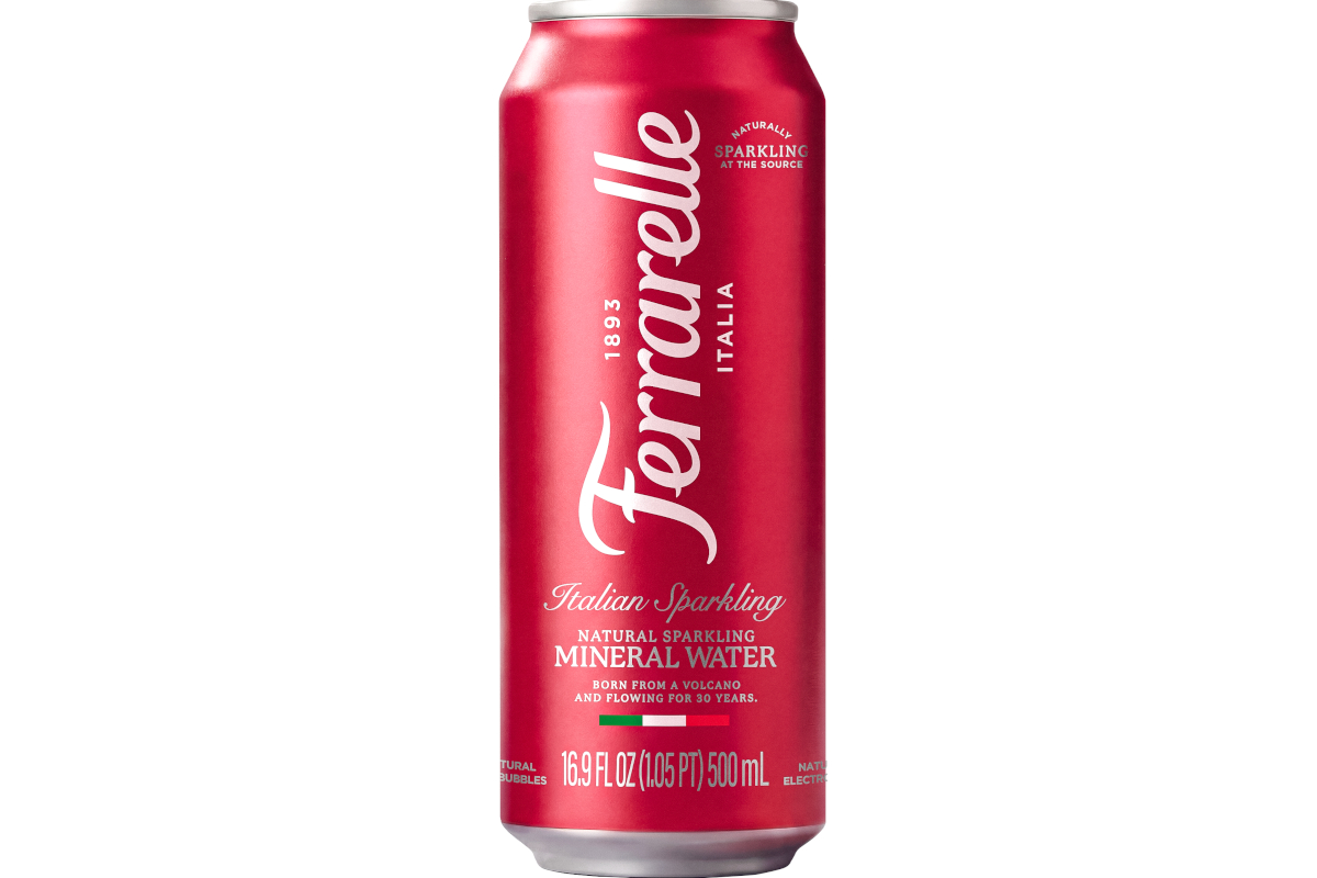 Lattina rossa di acqua minerale naturale effervescente Ferrarelle, eccellenza italiana, formato 500ml per il mercato USA.