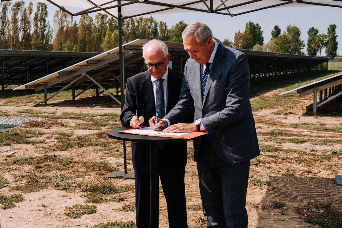 Firma accordo PPA tra Nova Aeg e Nova Coop presso il nuovo impianto fotovoltaico di Vercelli.