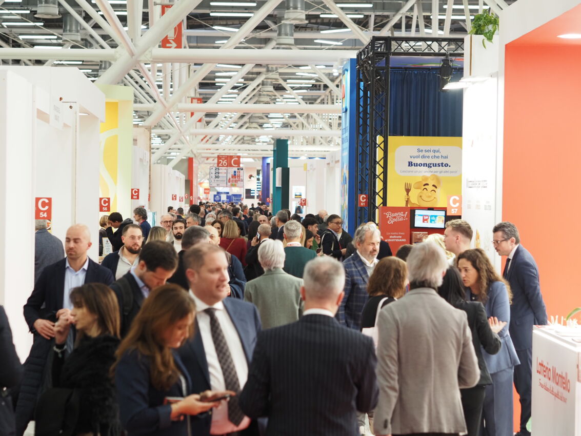 Visitatori tra gli stand della fiera Marca 2027, evento di riferimento per la GDO e il settore della marca del distributore.