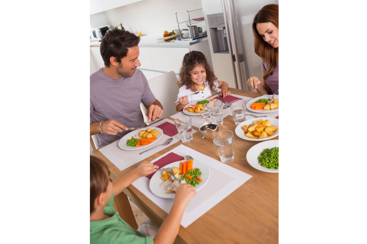 Famiglia italiana a tavola con verdure surgelate: lotta allo spreco alimentare e obiettivi UE.