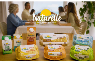 Prodotti Le Naturelle Eurovo in primo piano e famiglia a tavola: campagna emozionale uova buone dal 1950